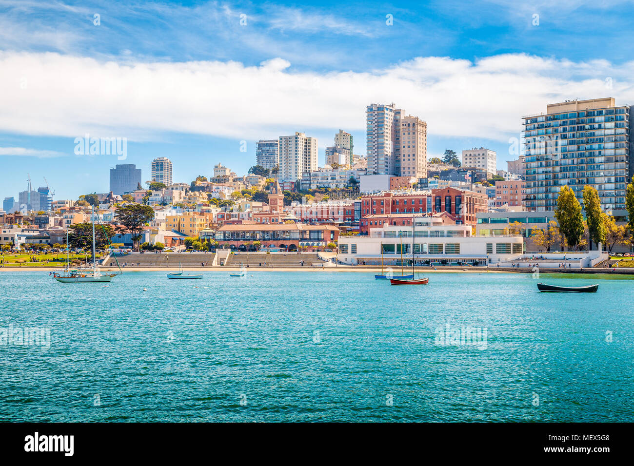 Klassische Ansicht der San Francisco Skyline mit Aquatic Park Historic District an einem schönen sonnigen Tag mit blauen Himmel und Wolken im Sommer, Kalifornien, USA Stockfoto