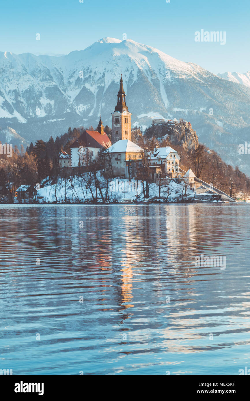 Schönen Blick auf berühmte Bleder Insel (Blejski otok) am malerischen Bleder See mit Burg von Bled (Blejski Grad) und die Julischen Alpen im Hintergrund bei Sonnenaufgang Stockfoto