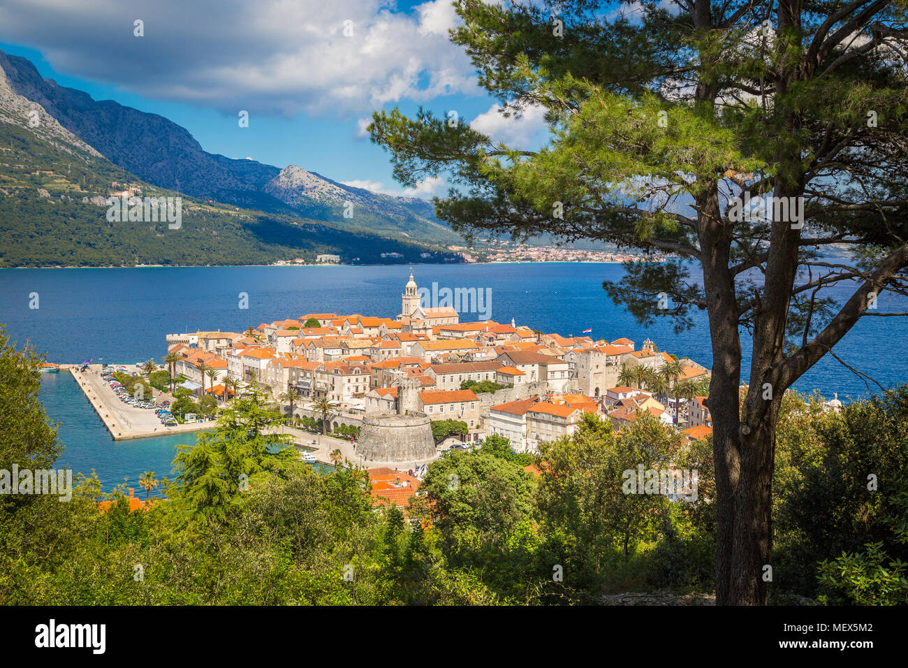 Schöne Aussicht auf die Altstadt von Korcula auf einem schönen, sonnigen Tag mit blauen Himmel und Wolken im Sommer, Insel Korcula, Dalmatien, Kroatien Stockfoto