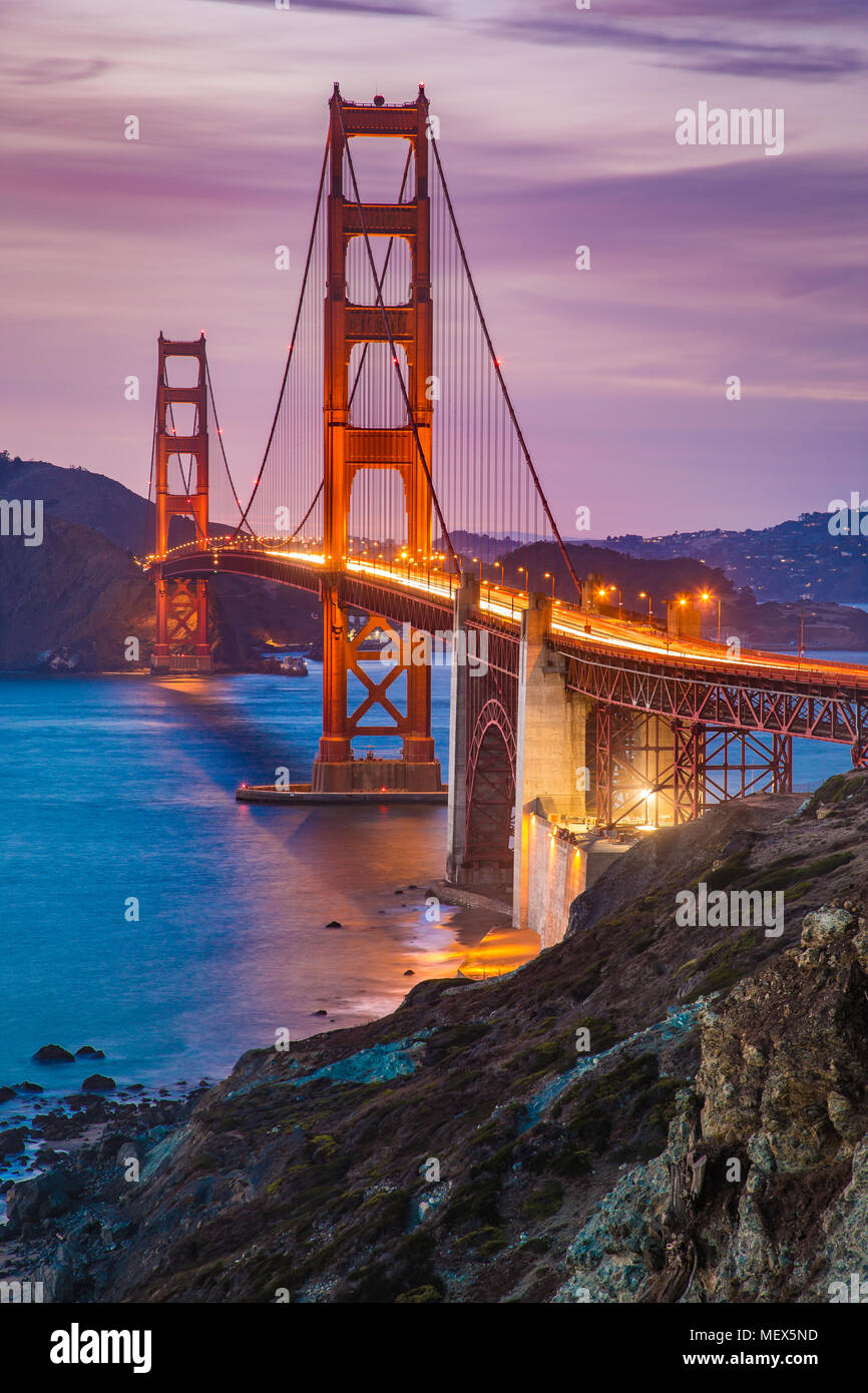 Klassische Panoramablick auf der berühmten Golden Gate Bridge gesehen vom malerischen Baker Beach in schönen Beitrag Sonnenuntergang Dämmerung mit blauen Himmel und Wolken in der Abenddämmerung Stockfoto
