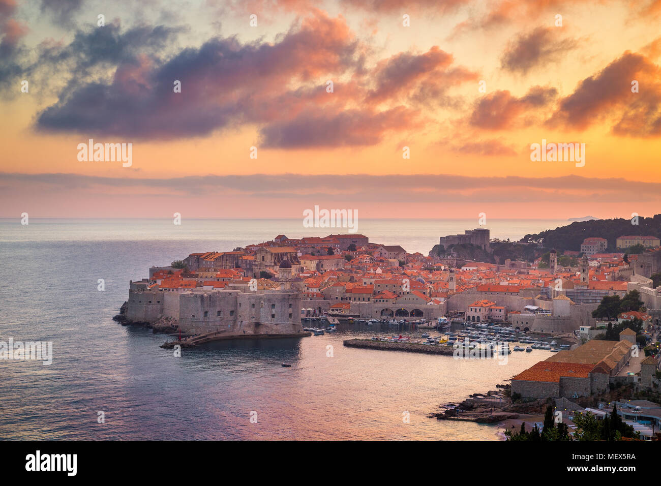 Panoramablick auf das luftbild der Altstadt von Dubrovnik, eines der bekanntesten touristischen Destinationen im Mittelmeer, bei Sonnenuntergang, Kroatien Stockfoto