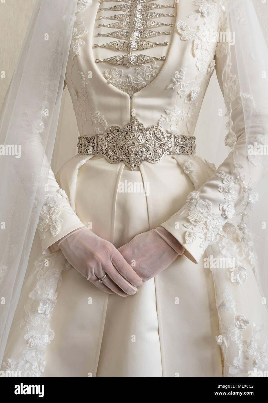 Tracht der kaukasischen Braut. Nahaufnahme einer Hochzeit Kleid. Brautkleid  Hintergrund Stockfotografie - Alamy