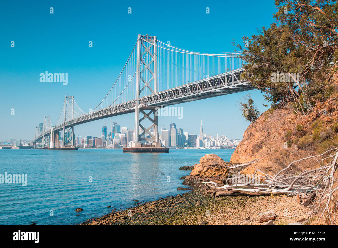 Klassische Panoramablick auf San Francisco Skyline mit berühmten Oakland Bay Bridge an einem sonnigen Tag mit blauen Himmel im Sommer beleuchtet, San Francisco Stockfoto