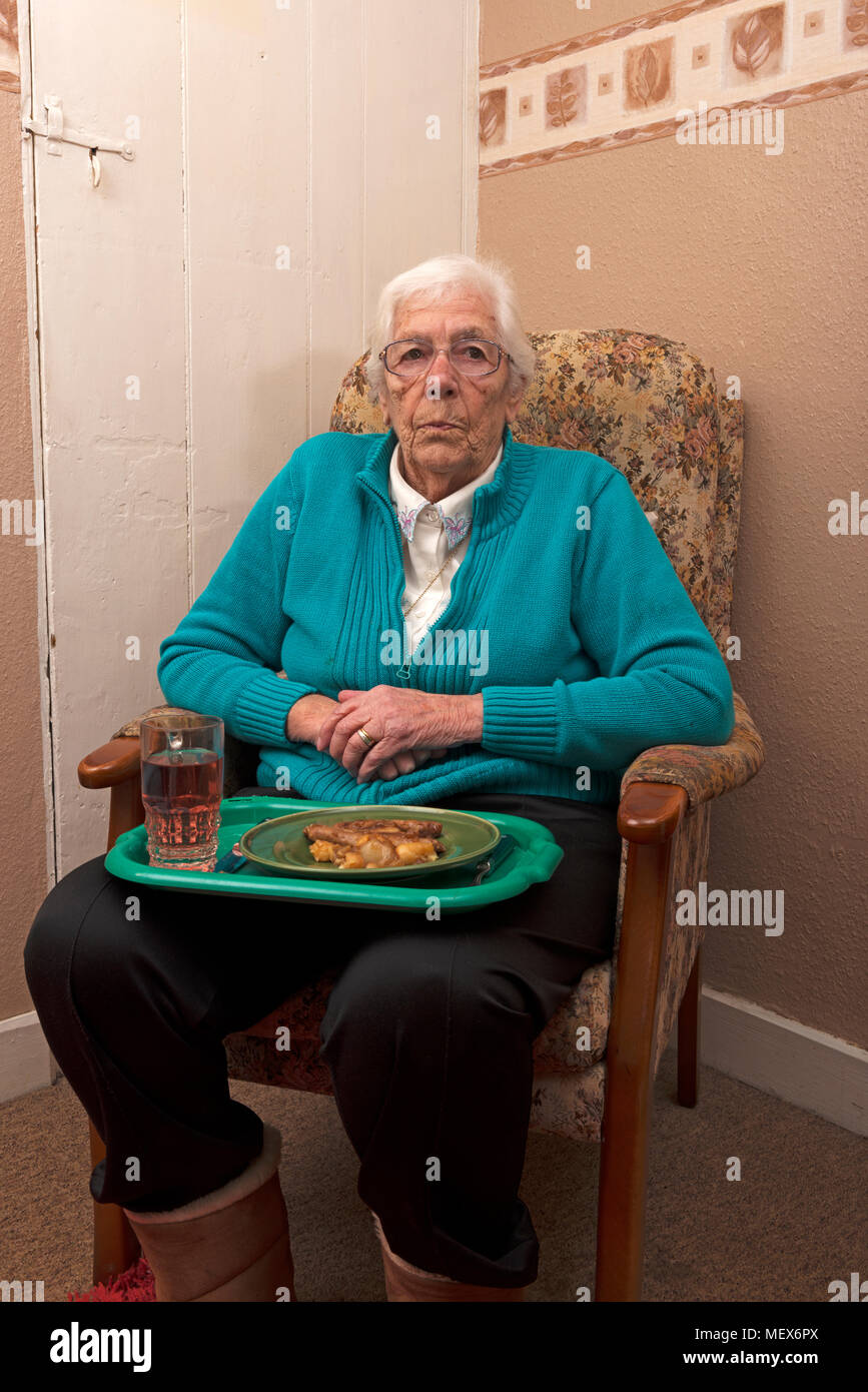 Alter Rentner nicht zu Essen Stockfoto