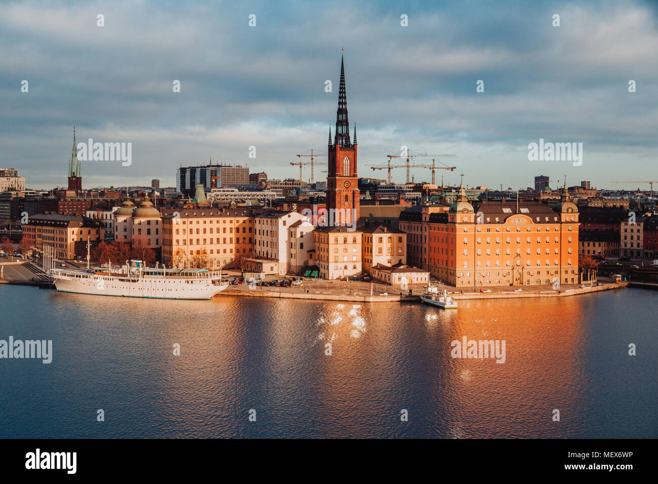 Klassische Ansicht der Stockholmer Innenstadt mit dem berühmten Riddarholmen in Gamla Stan in wunderschönen goldenen Morgenlicht, Södermalm, Stockholm, Schweden Stockfoto