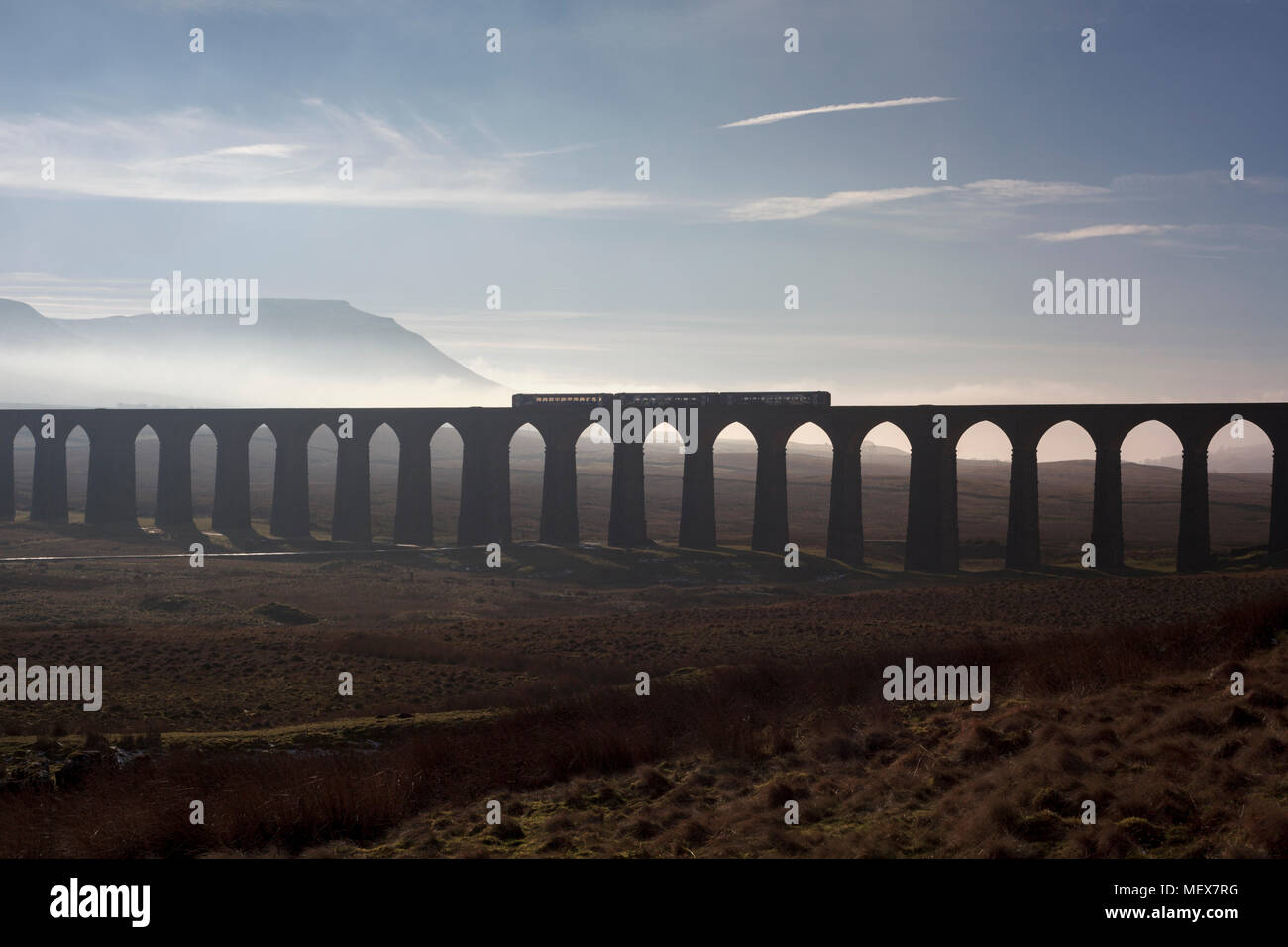 Eine nördliche Bahn Klasse 153 + 156 Sprinter Züge kreuz Ribblehead Viadukt über die Carlisle railway Settle mit einem nebligen Ingleborough hinter Stockfoto