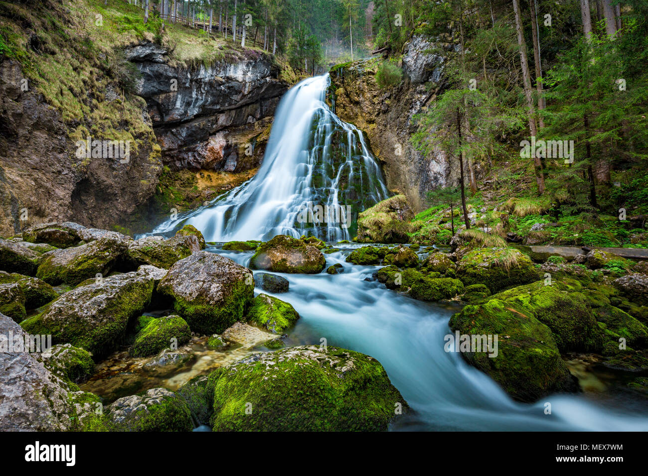 Schöne Aussicht von berühmten Gollinger Wasserfall mit bemoosten Felsen ...