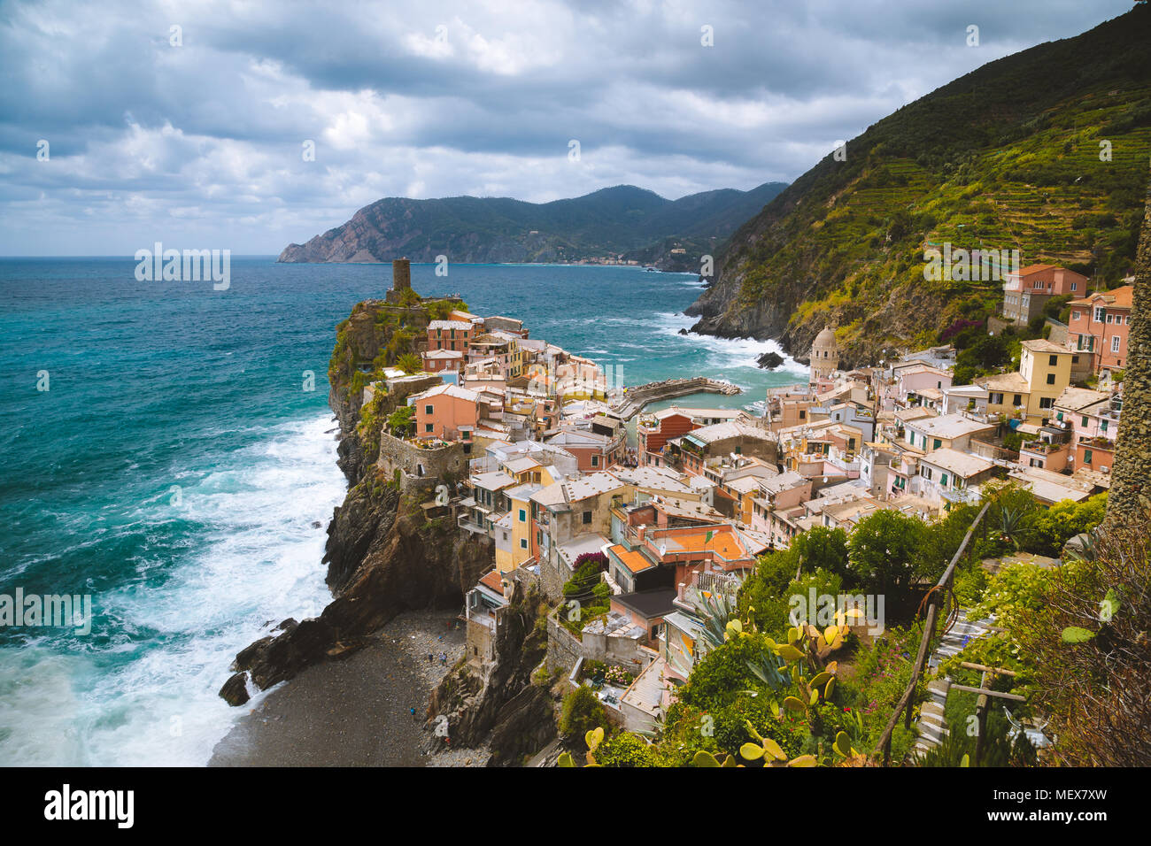 Schöne Aussicht von Vernazza, eines der fünf berühmten Fischer Dörfer der Cinque Terre mit dramatischen Wolkengebilde bei Sonnenuntergang in Ligurien, Italien Stockfoto