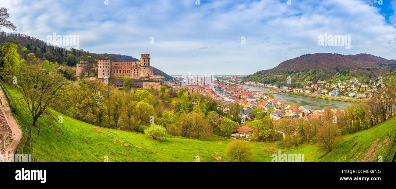 Panoramablick auf die Altstadt von Heidelberg mit dem berühmten Heidelberger Schloss an einem schönen sonnigen Tag mit blauen Himmel und Wolken im Frühling, Deutschland Stockfoto