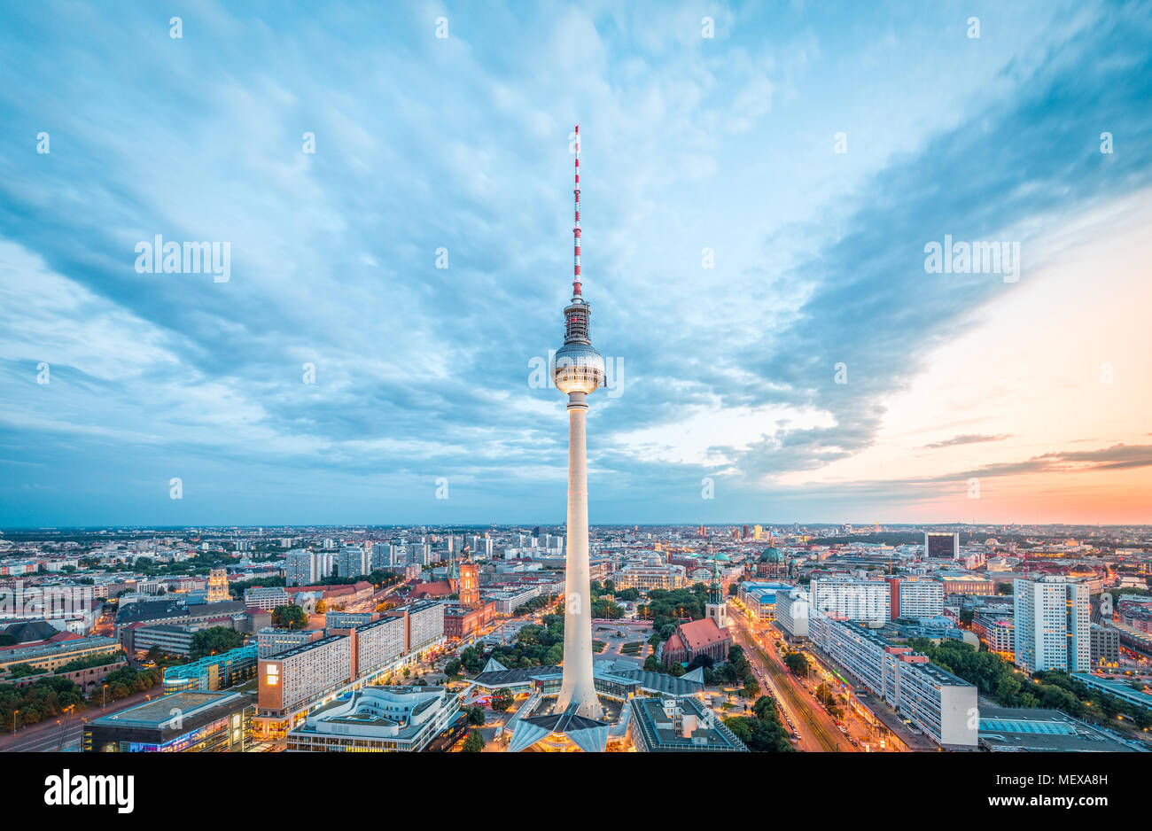 Luftaufnahme der Berliner Skyline mit berühmten Fernsehturm am Alexanderplatz und dramatische Wolkengebilde im Zwielicht während der blauen Stunde in der Abenddämmerung, Deutschland Stockfoto