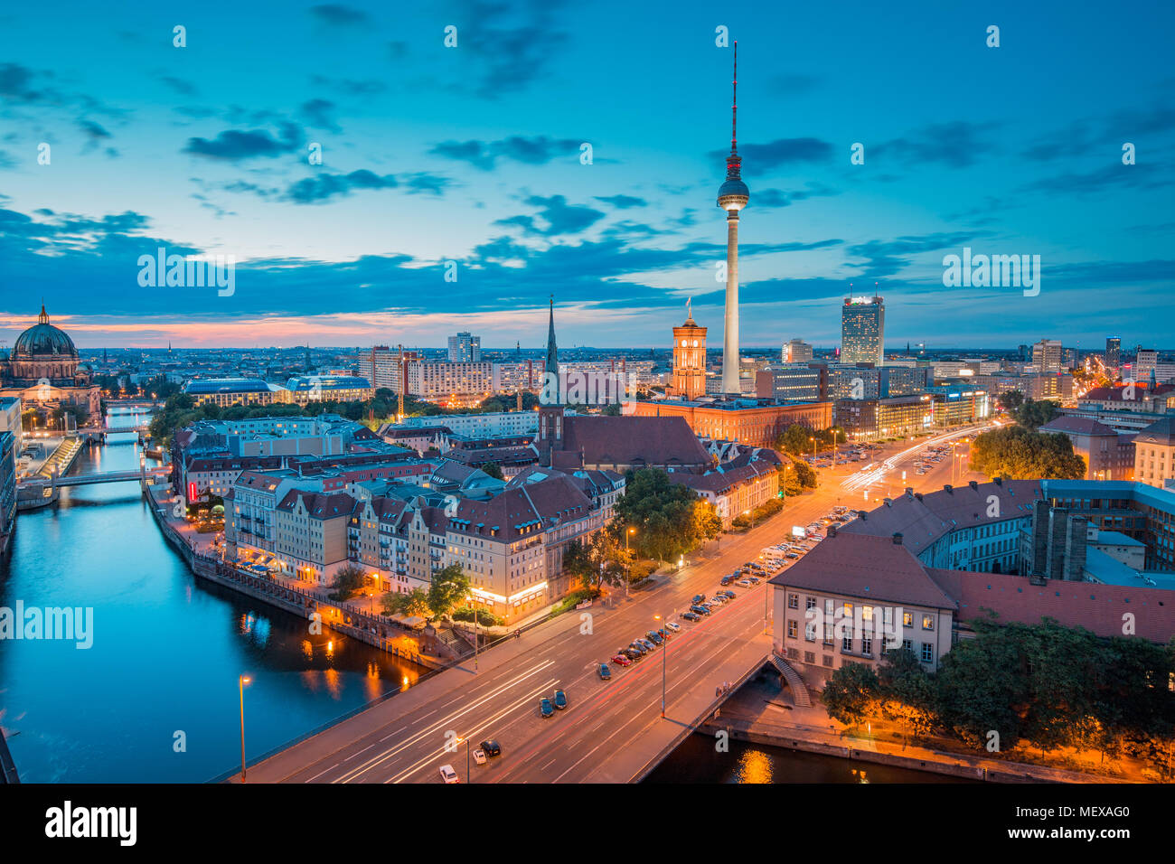 Antenne twilight Panorama Blick auf die Berliner Skyline mit berühmten Fernsehturm und Spree leuchtet während Blaue Stunde in der Dämmerung mit Wolken, Deutschland Stockfoto