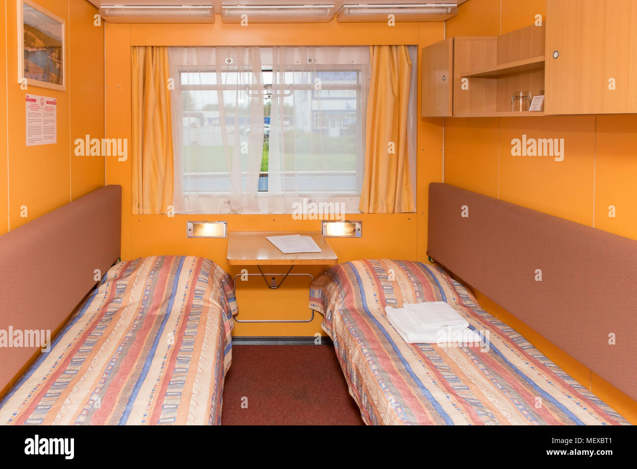 Innere der Doppel, die Kabine auf einem Kreuzfahrtschiff - mit Betten und Fenster Stockfoto