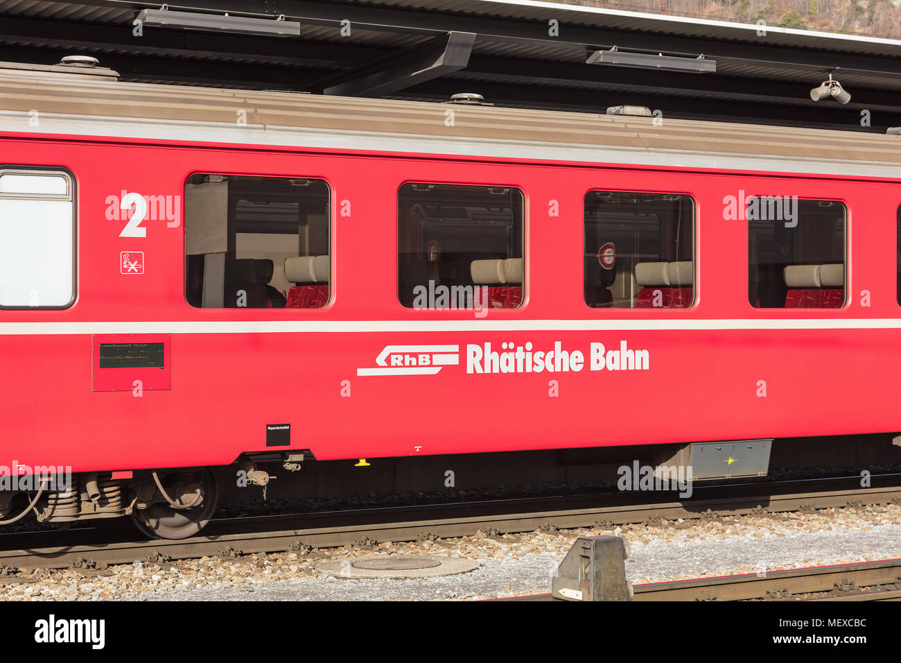Landquart, Schweiz - 3. März, 2017: ein Waggon der Rhätischen Bahn auf  einer Plattform der Landquart Bahnhof. Die Rhätische Bahn ist  Stockfotografie - Alamy