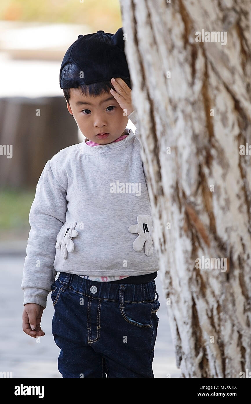 Zhangye, China - Oktober 20,2017: Kleine chinesische Kind spielt in einem Park am 20. Oktober in China. Stockfoto