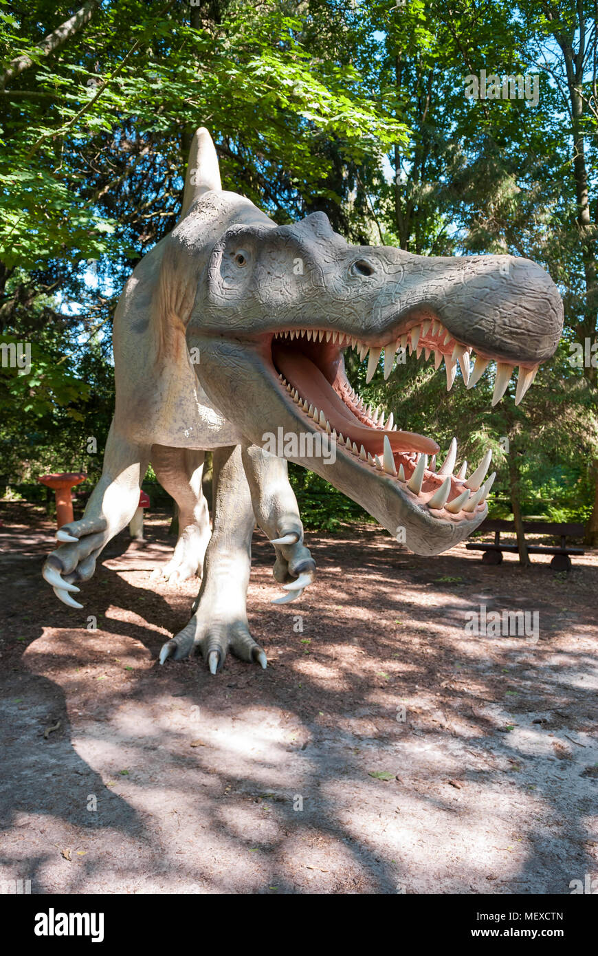 Skulptur von Dinosaur (tyrannosaurus/spinosaurus) im Leben. Stockfoto