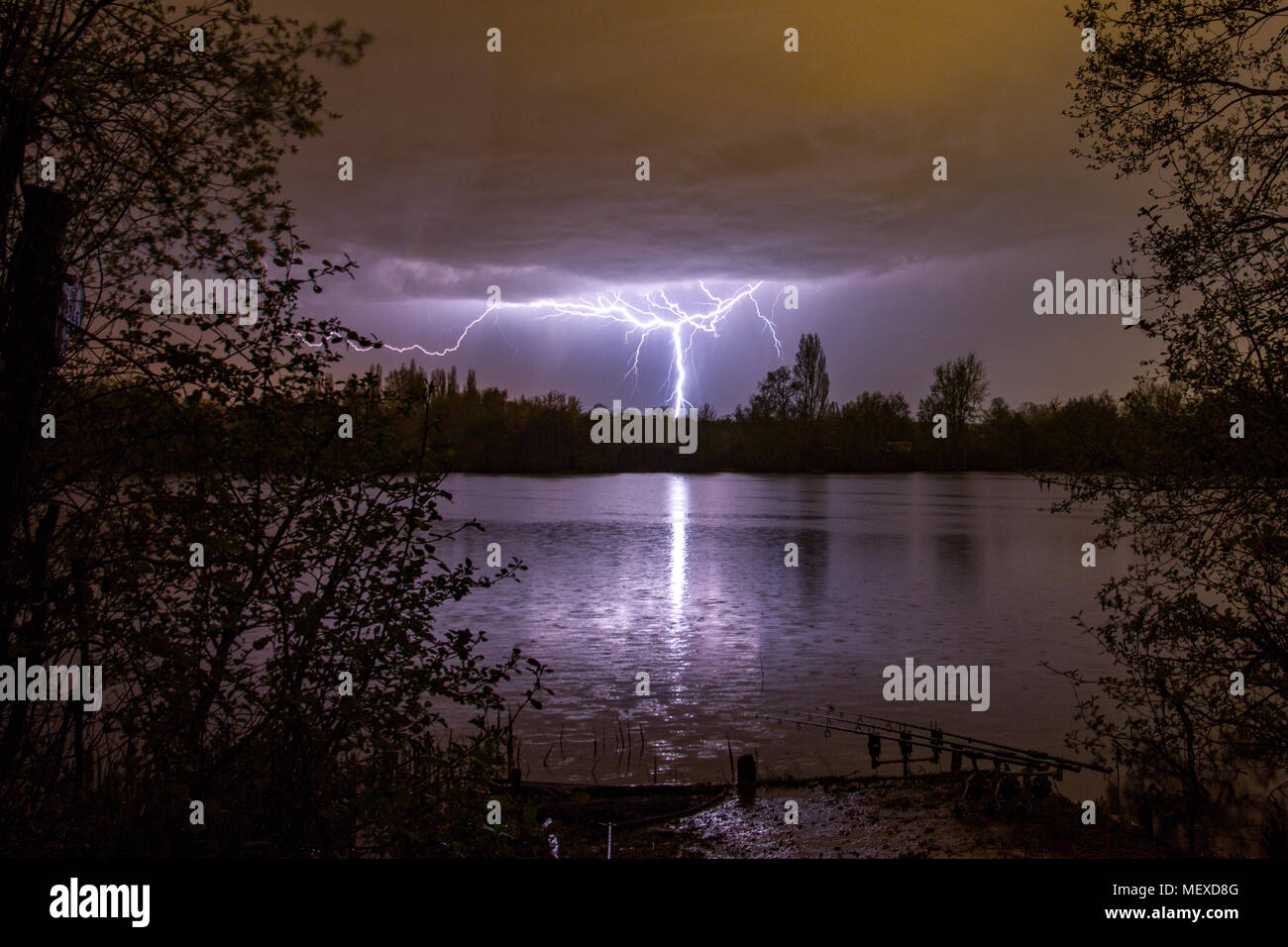 Blitz, wie Sommer Sturm über Karpfen angeln See, Marlow, England, Vereinigtes Königreich Stockfoto
