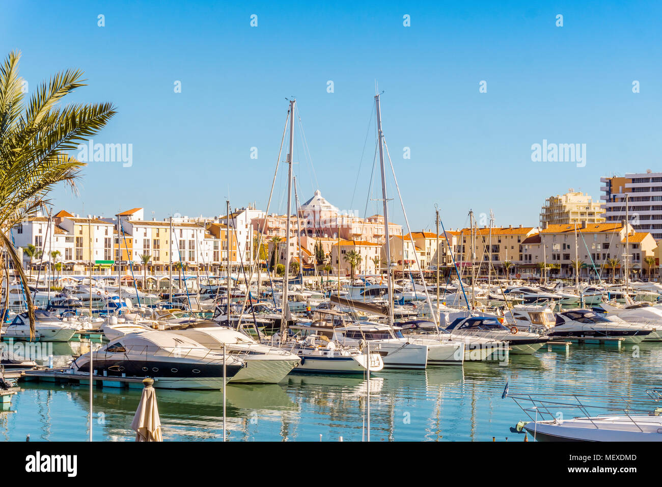 Marina voll von luxuriösen Yachten in touristischen Vilamoura, Quarteira, Algarve, Portugal Stockfoto