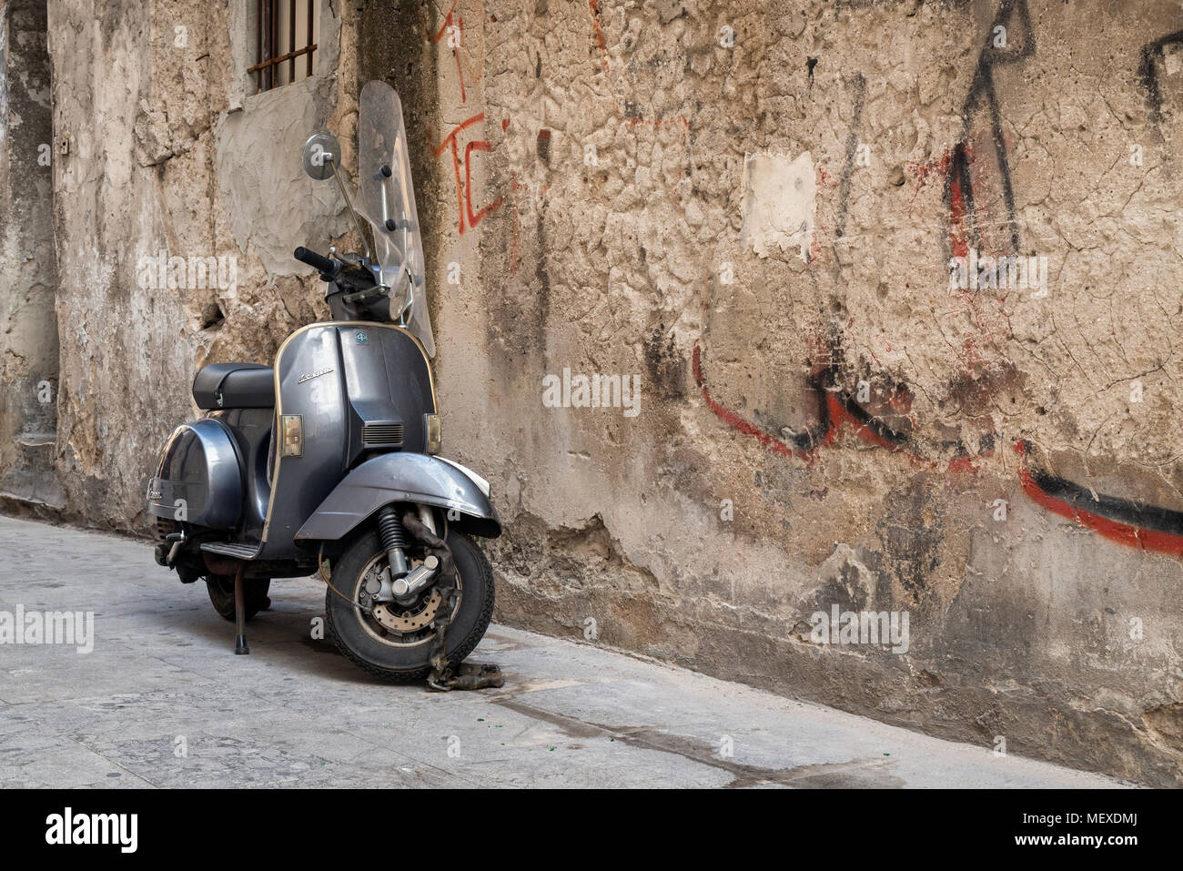 Ein altes Silber Vespa Roller mit Kickstart in einer Seitenstraße von  Palermo, Sizilien, Italien Stockfotografie - Alamy