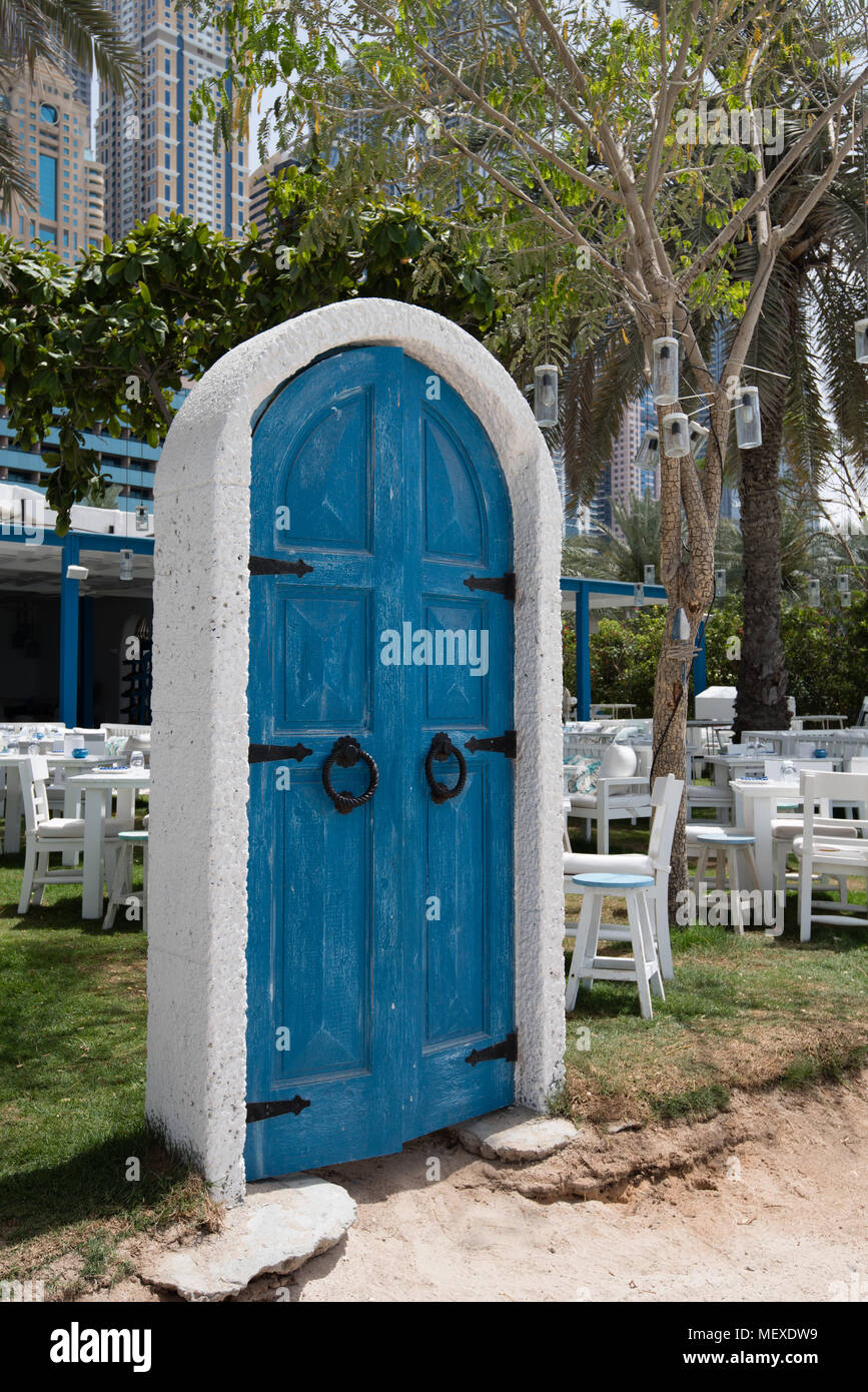 Ein einsamer blaue Tür in einem weißen Bogen Stockfoto