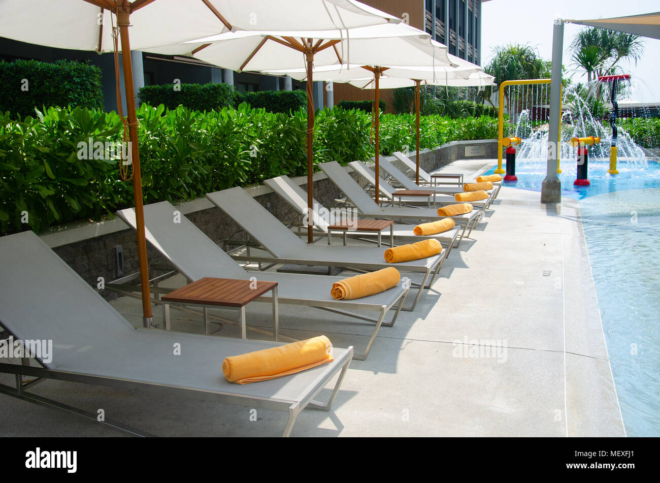 Schönen Luxus Liegestühle am Pool im Hotel Stockfotografie - Alamy