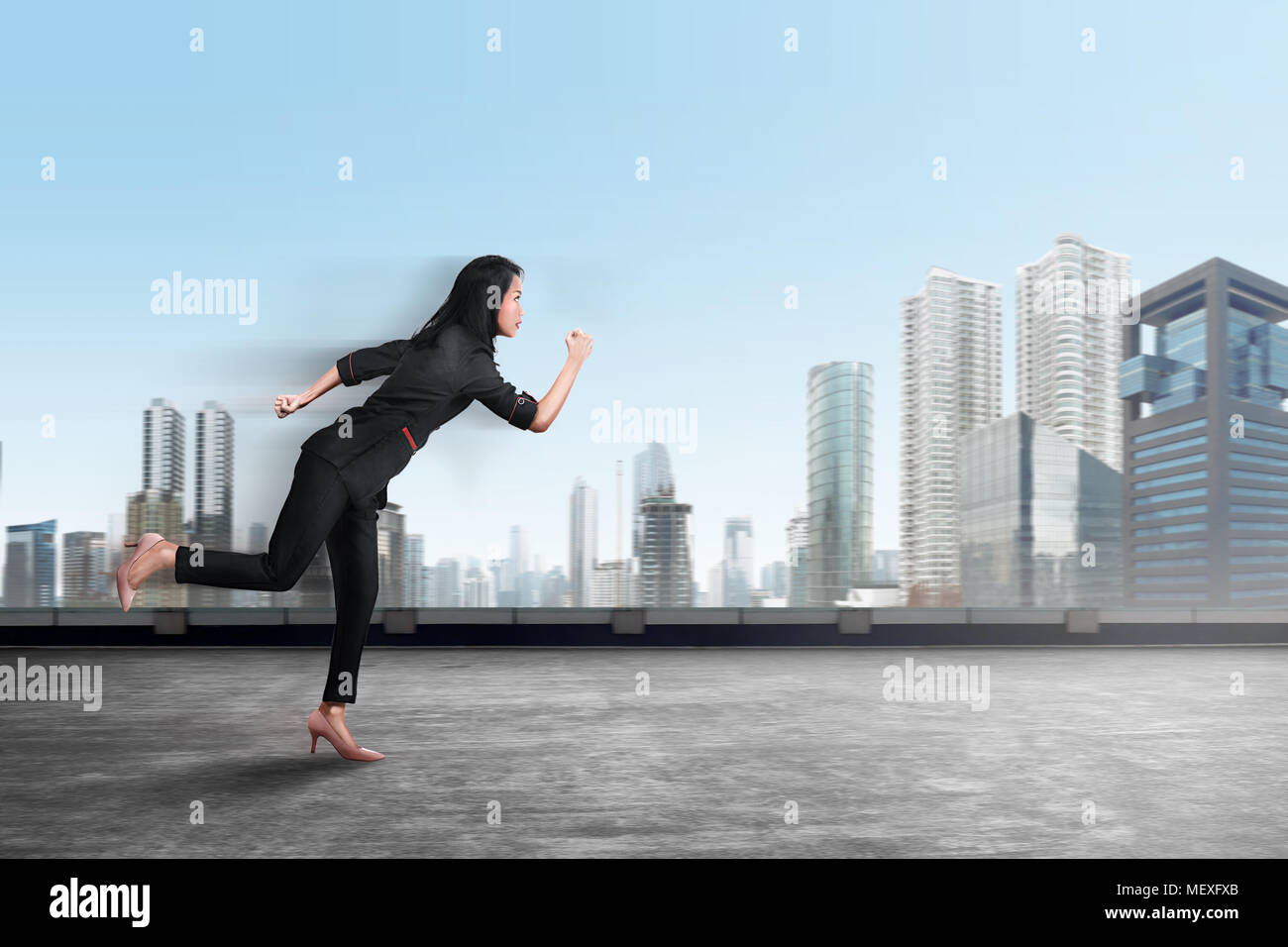 Seitenansicht des Asian Business Frau eilig mit der Stadt zu arbeiten Stockfoto