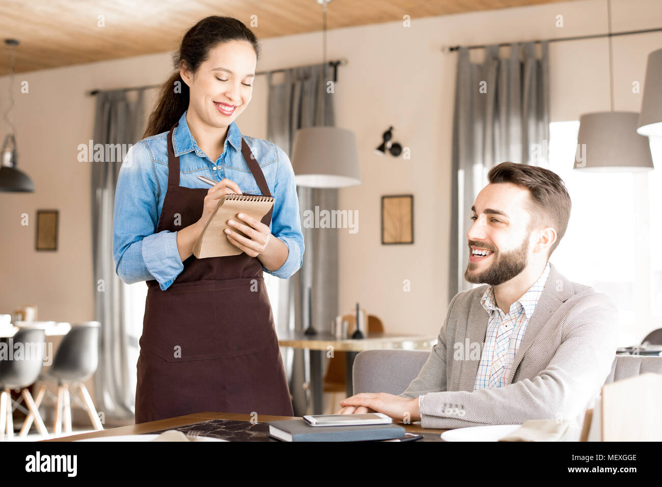 Freundliche Kellnerin, Auftrag vom Kunden Stockfoto