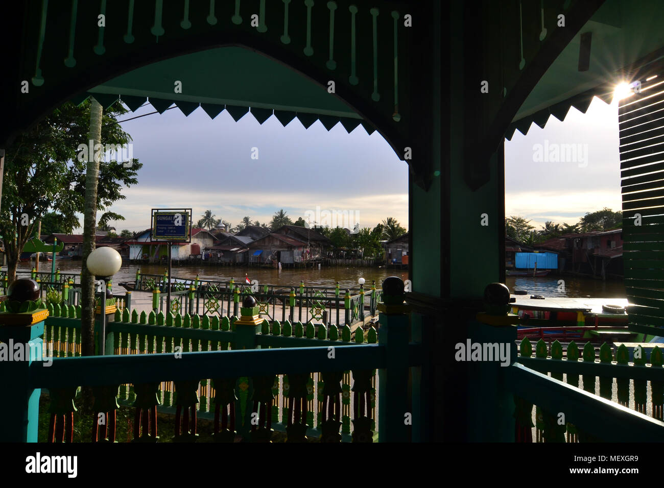 Die traditionelle Moschee, im Jahre 1526 erbaut wurde, wurde die erste Moschee in South Kalimantan gebaut. Die Moscheen sind einige Teile des gleichen Demak Moschee Architectur Stockfoto