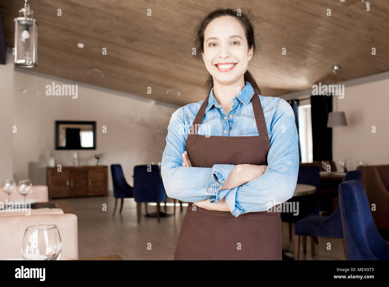 Fröhliche schöne Kellnerin im Cafe Stockfoto
