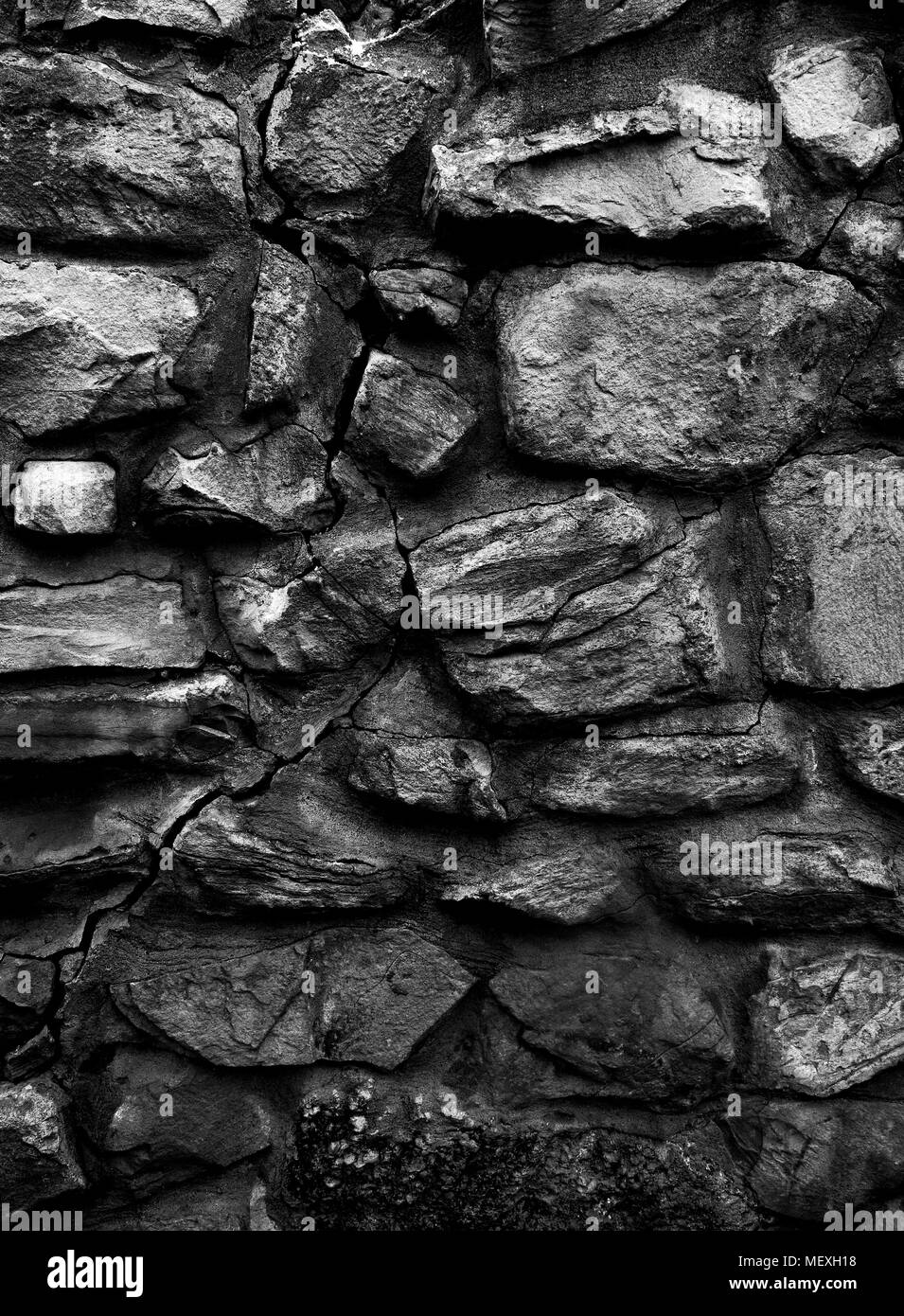 Alte Kloster Mauer aus großen Felsen schwarze und weiße vertikale 3D-Textur, Hintergrund Stockfoto