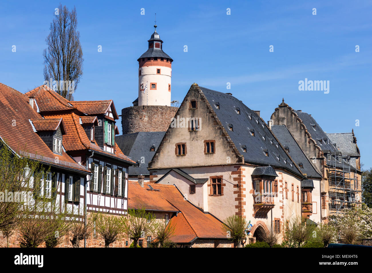 Fachwerkhaus und Büdingen Schloss in der historischen Altstadt von ...