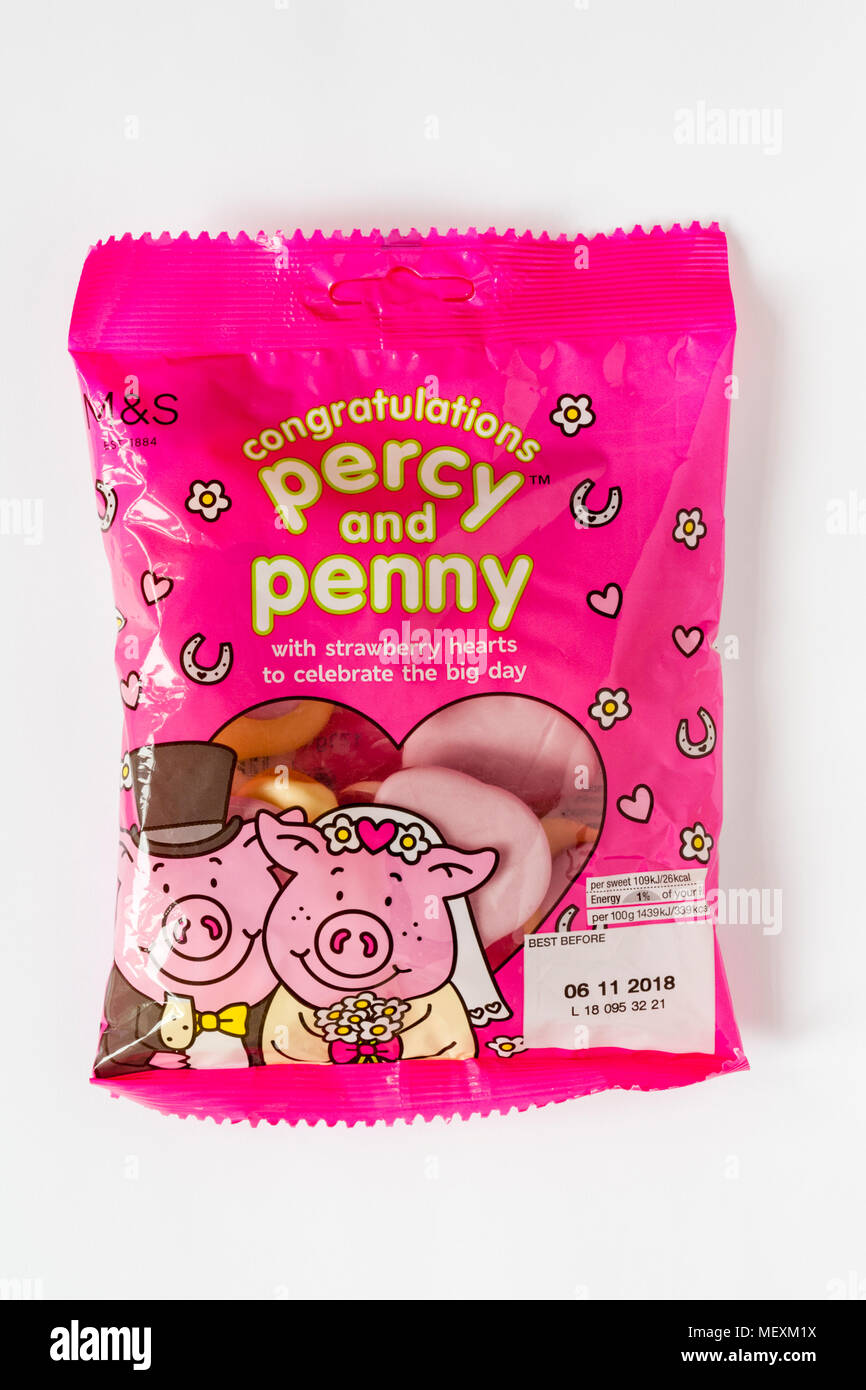 Paket von Percy Schwein Süßigkeiten herzlichen Glückwunsch Percy und Penny mit Erdbeere Herzen den großen Tag isoliert auf weißem Hintergrund feiern. Stockfoto