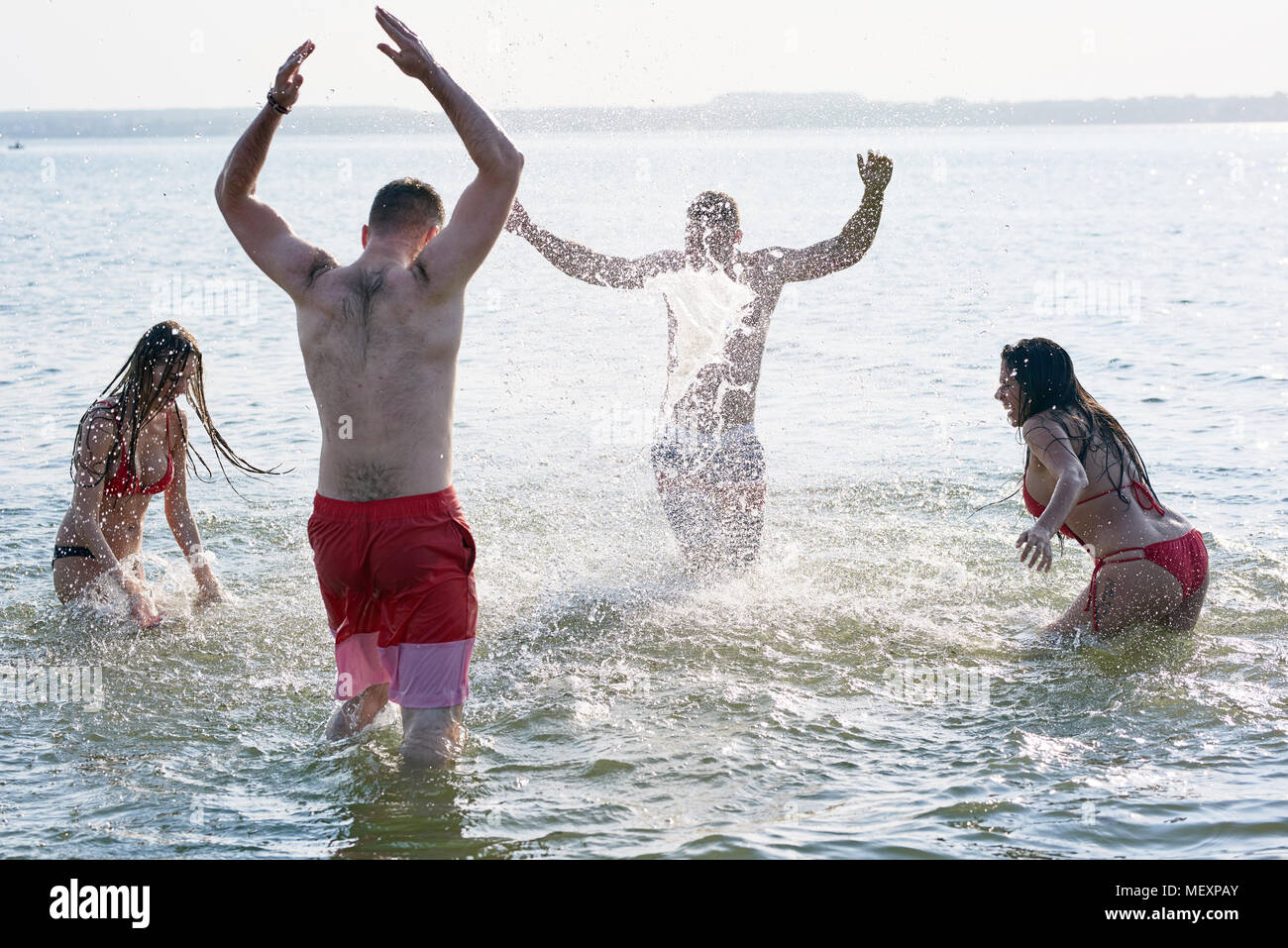 Sorglos Freunde Spaß haben im Meer Stockfoto