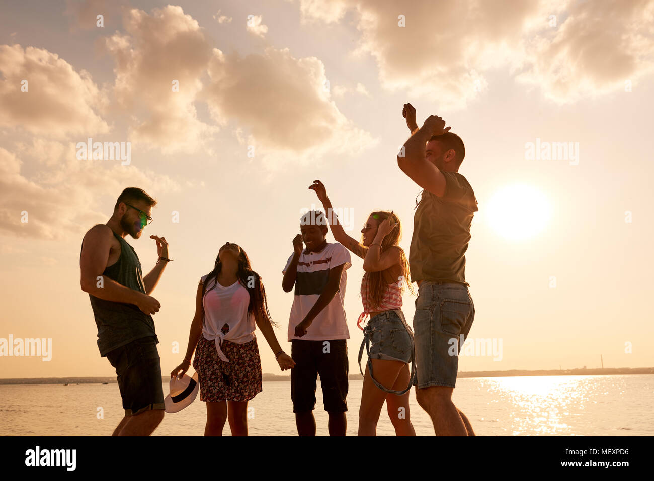 Fröhlich ausgelassener Freunde tanzen zusammen Stockfoto Fröhlich ausgelassener Freunde tanzen zusammen Stockfoto