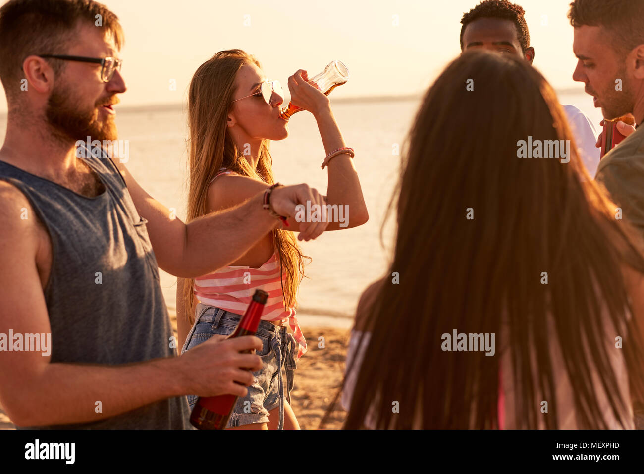 Freunde genießen Bier Party am See Stockfoto