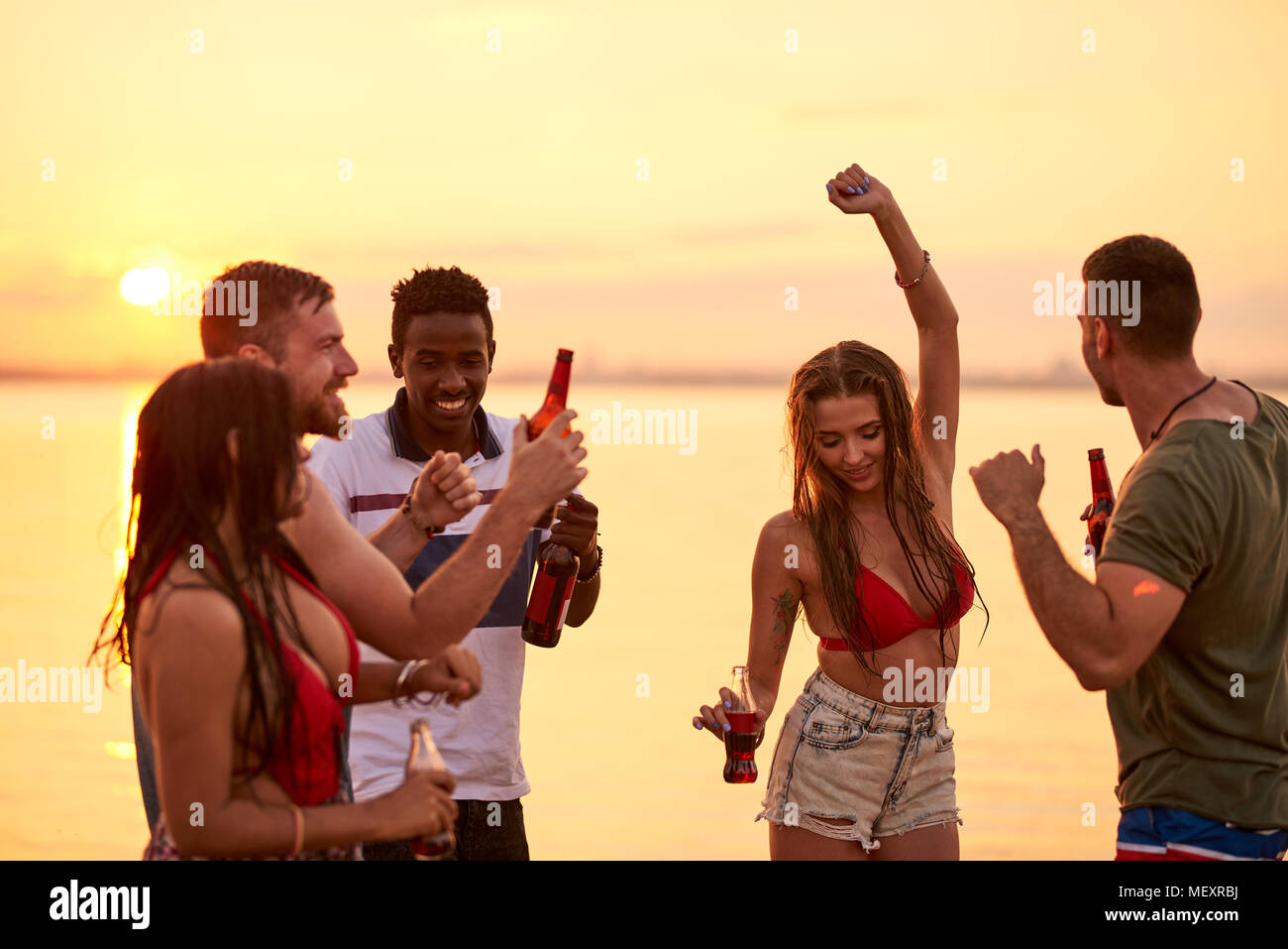 Fröhlicher junger Freunde Urlaub am Meer genießen. Stockfoto