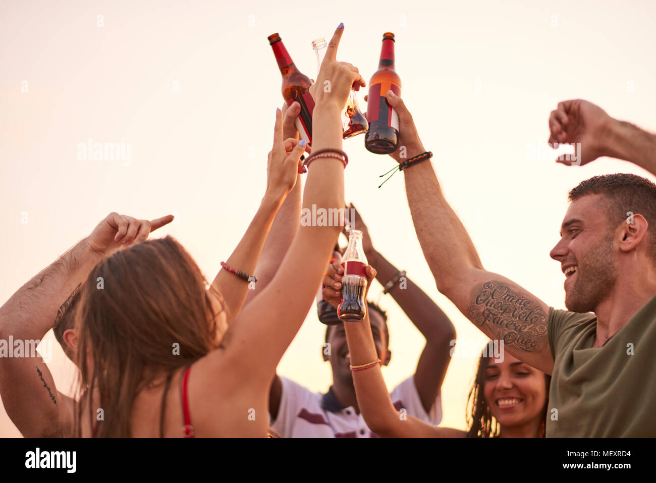 Jolly emotionalen Freunde Jubel bei der Open-air-Party Stockfoto