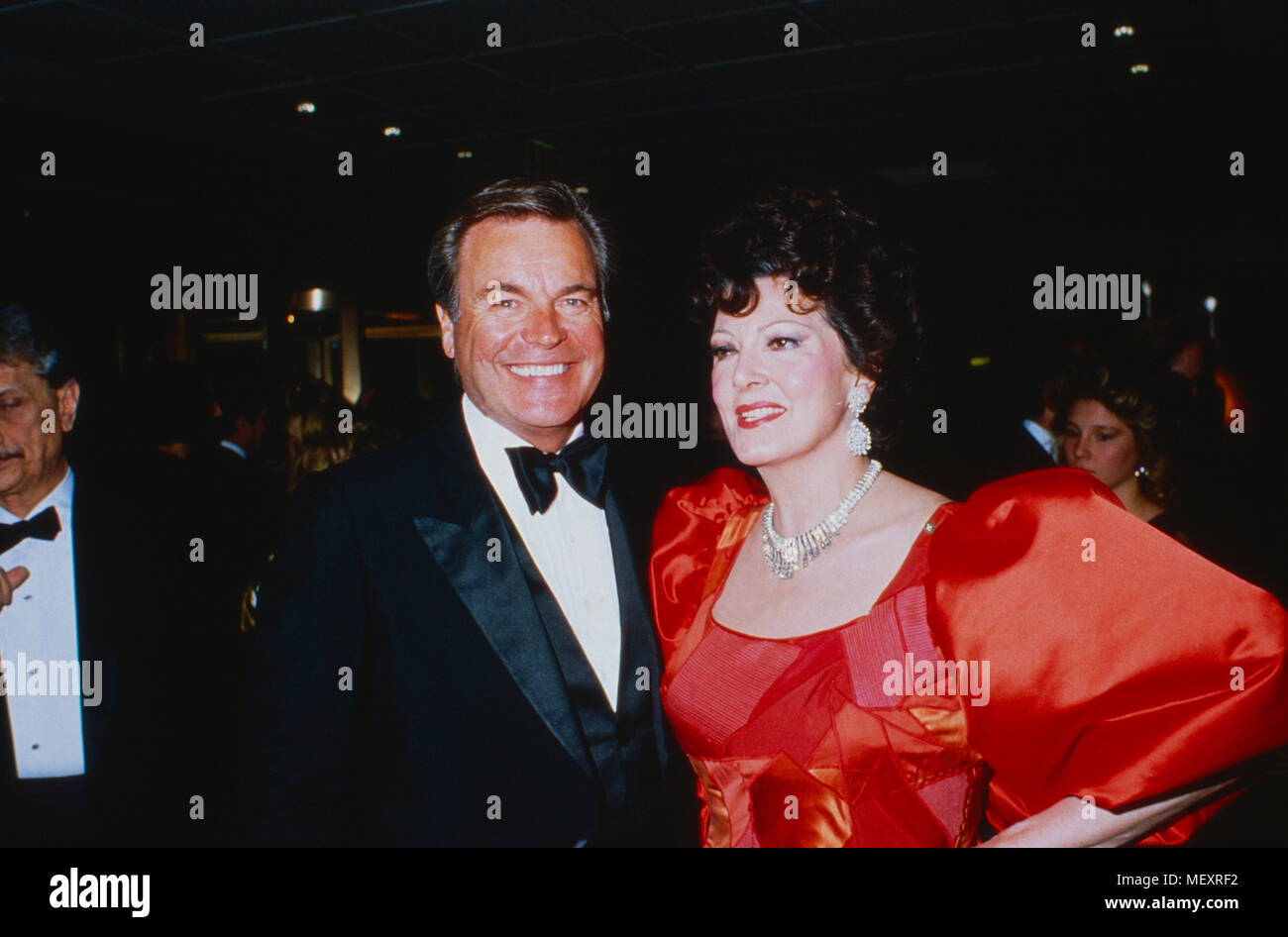 Anna Moffo, amerikanische Opernsängerin, mit wis Robert Wagner in einer Abendveranstaltung in New York, USA 1987. Amerikanischen Opernsängerin Anna Moffo und Schauspieler Robert Wagner bei einer Abendveranstaltung in New York, USA 1987. Stockfoto