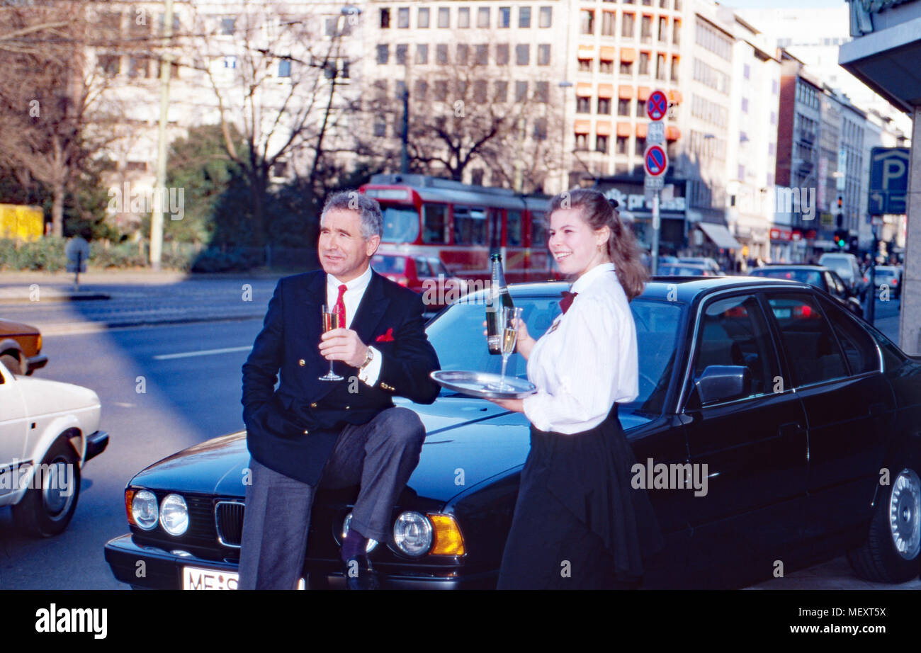 Frederic Prinz von Anhalt, Herzog von Sachsen, wird in Düsseldorf mit Champagner empfangen, Deutschland 1989. Frederic Prinz von Anhalt, Herzog zu Sachsen, trinken Sekt Düsseldorf, Deutschland 1989. Stockfoto