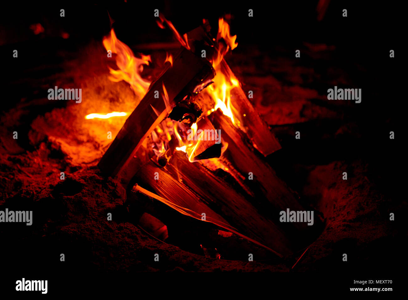 Brennen Lagerfeuer im Freien Stockfoto
