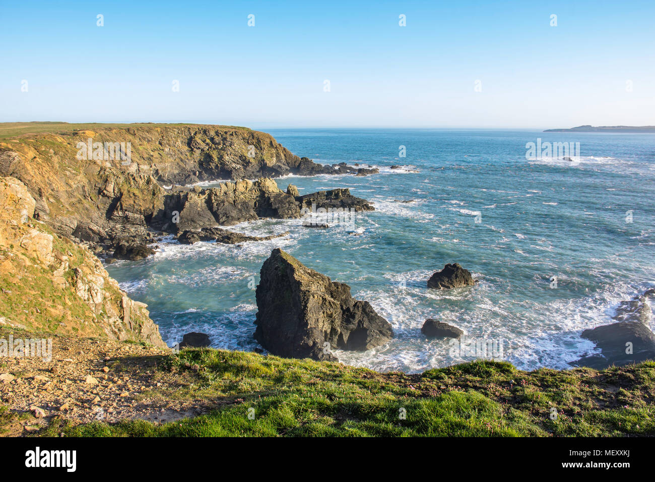 Die malerische Landschaft des Pembrokeshire Coast, South Wales, UK. Meerblick von Klippe, blauer Himmel und gute Wetter. Blaue Lagune, britischen Küste Landschaft, Natur uk. Stockfoto