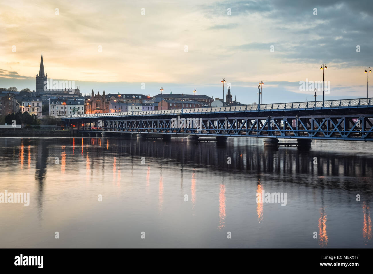 Dies ist Craigavon Bridge Derry Irland, das den Fluss Foyle gekreuzt. Es ist einer der wenigen Doppeldecker Brücken in Europa. Das Foto wurde aufgenommen Stockfoto