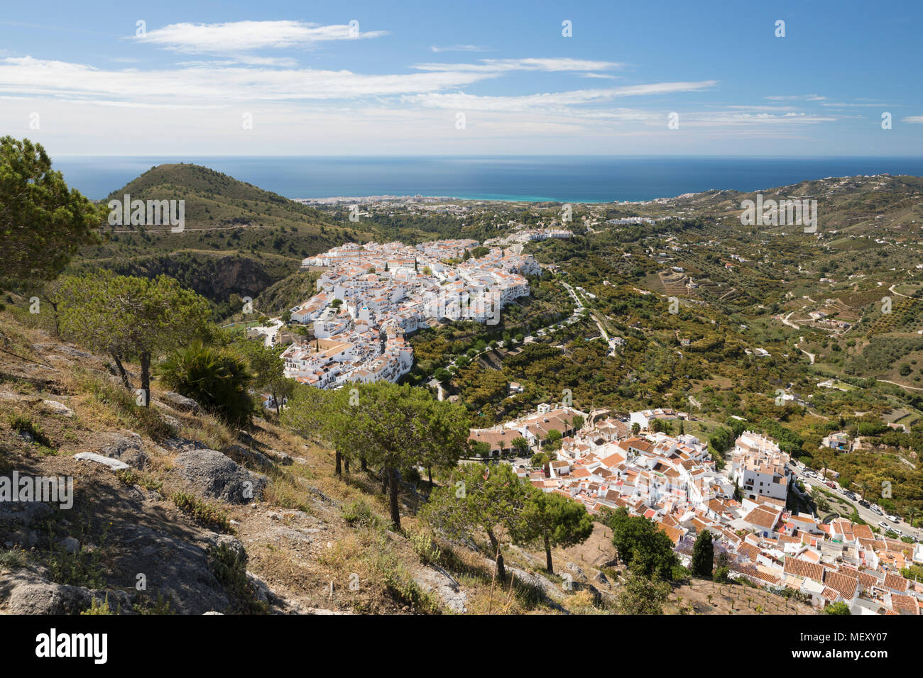 Blick auf weißen andalusischen Dorf mit Blick auf das Meer, Frigiliana, Provinz Malaga, Costa del Sol, Andalusien, Spanien, Europa Stockfoto