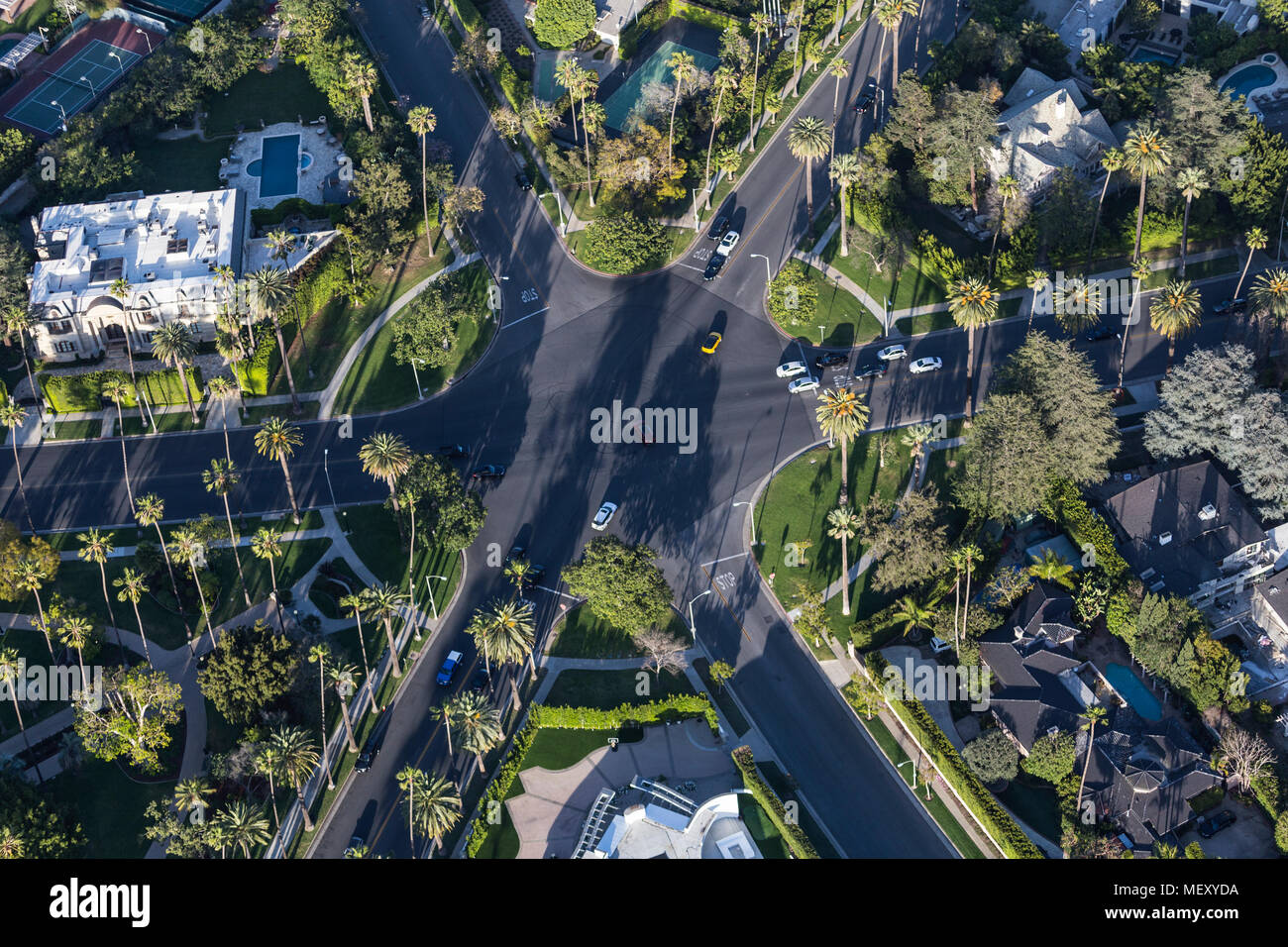 Luftaufnahme von sechs Kreuzung bei N Beverly Drive und N Canon Drive und Lomitas Ave in Beverly Hills, Kalifornien. Stockfoto