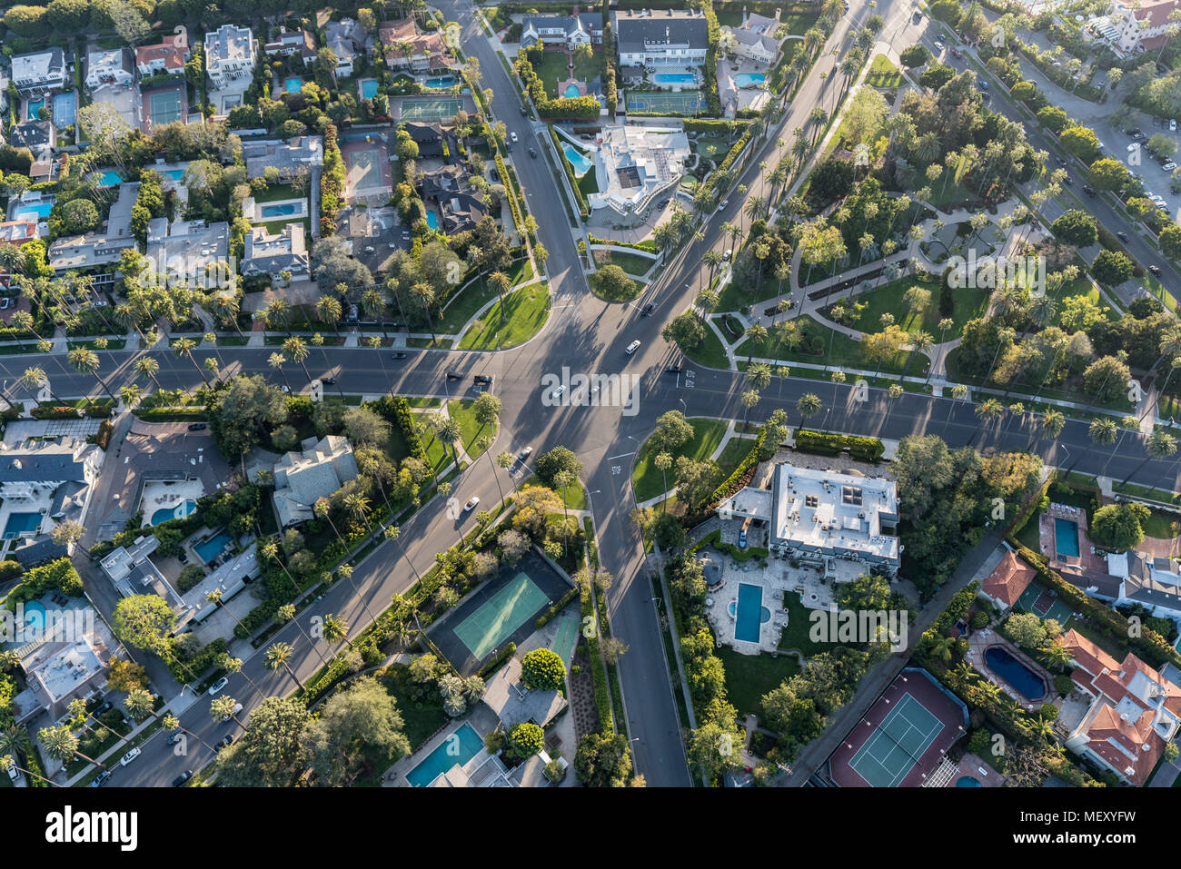 Luftaufnahme von sechs Kreuzung bei N Beverly Drive und N Canon Drive und Lomitas Ave in Beverly Hills, Kalifornien. Stockfoto