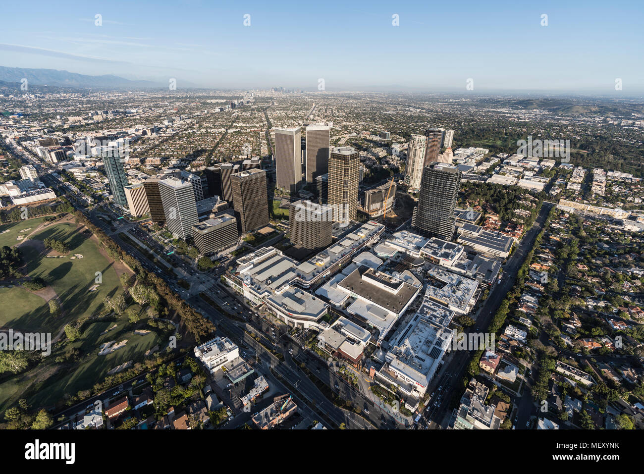 Los Angeles, Kalifornien, USA - 18. April 2018: Nachmittag Stadtbild Luftaufnahme von Century City Towers mit Downtown LA im Hintergrund.. Stockfoto