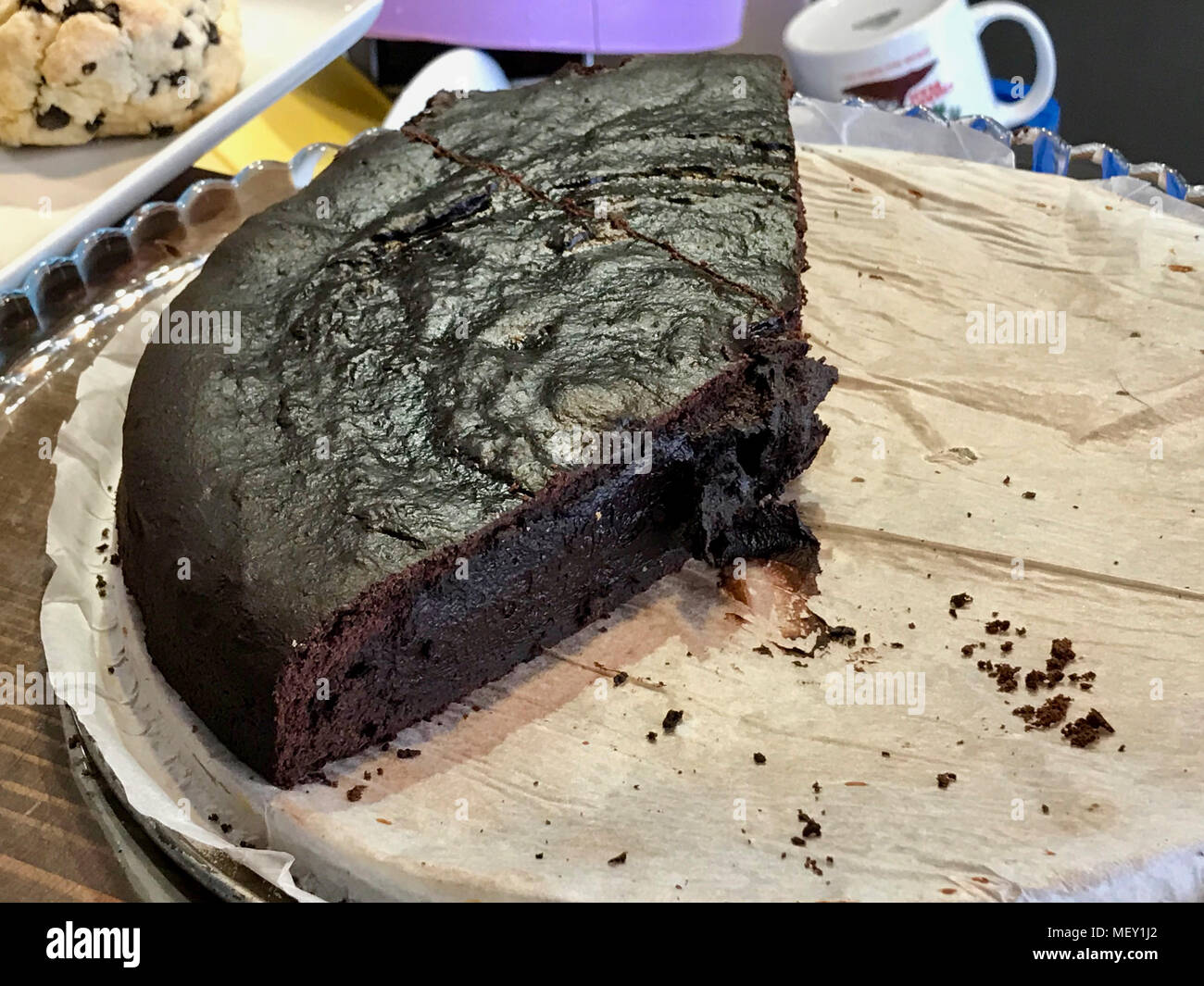 Gegessen ganze Schokolade Kuchen ohne Mehl serviert im Cafe Shop im Schaufenster. Fastfood. Stockfoto