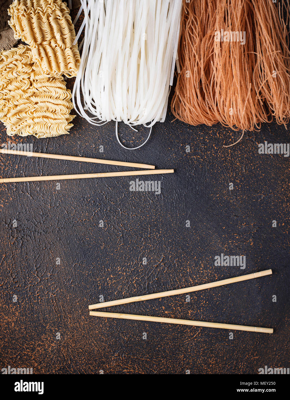 Verschiedene asiatische Reisnudeln auf Rusty Hintergrund Stockfoto