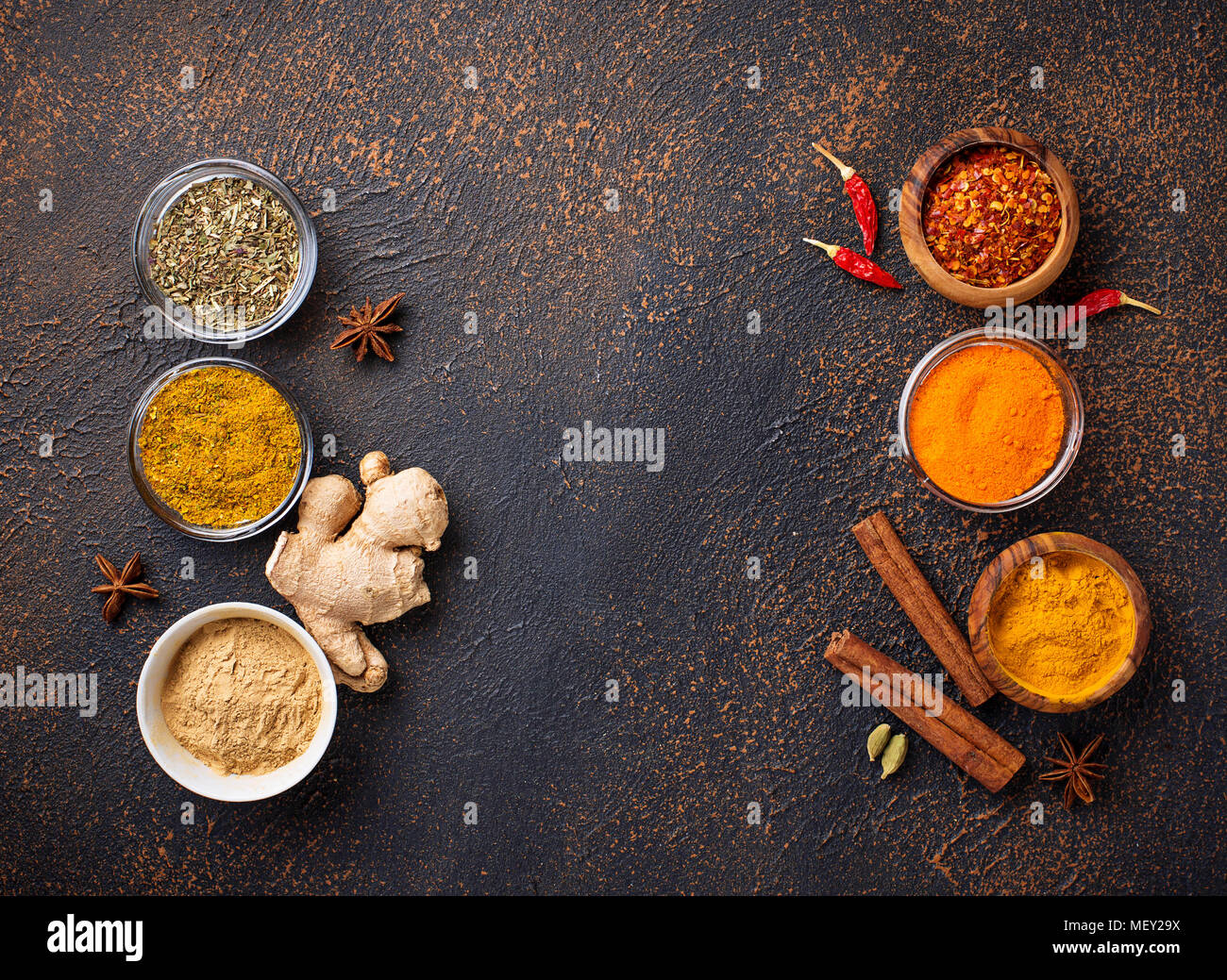 Traditionelle indische Gewürze auf Rusty Hintergrund Stockfoto