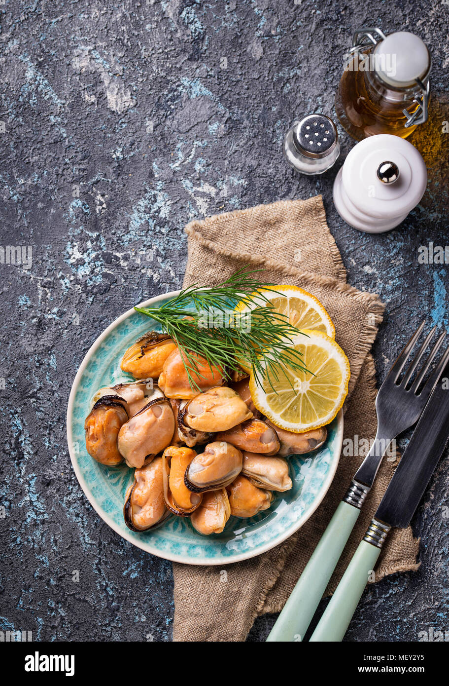 Marinierte Miesmuscheln mit Zitrone und Gewürze Stockfoto