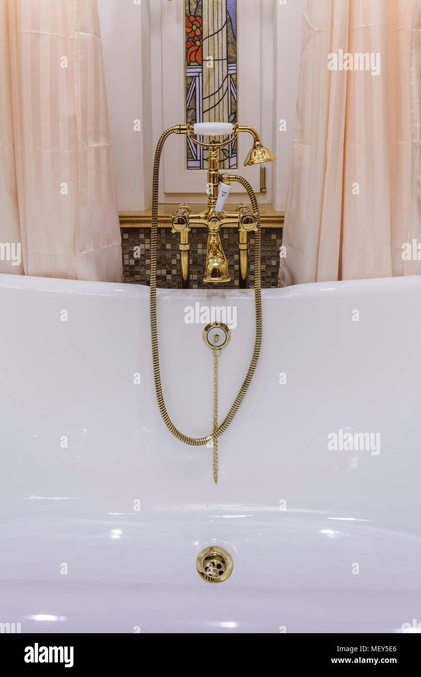 Badezimmer Badewanne Armaturen und Duschkopf im Retrostil Stockfoto